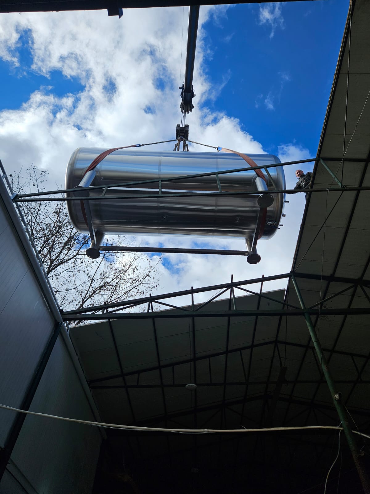 Serbatoio per sake da 10 tonnellate per la produzione professionale di bevande.jpg