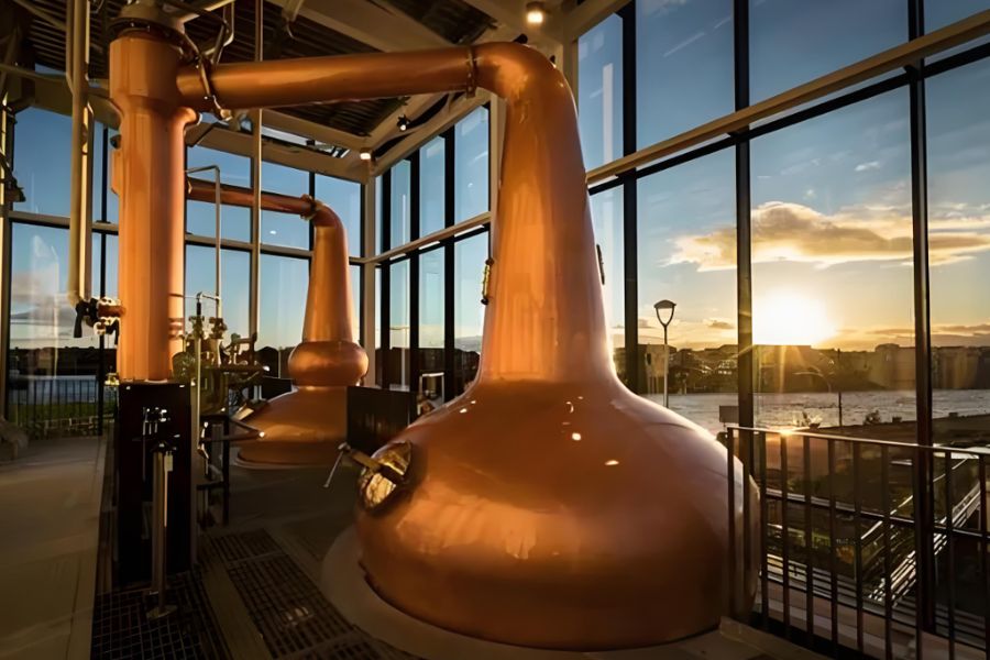 Traditional Copper Pot Still for Artisanal Spirit Production